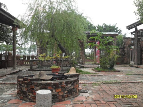 台南景點【老塘湖藝術村】食尚玩家介紹:復古建築、古文物彷彿進入時光隧道可換古裝拍美照的超好拍復古藝術村