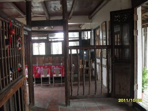 台南景點【老塘湖藝術村】食尚玩家介紹:復古建築、古文物彷彿進入時光隧道可換古裝拍美照的超好拍復古藝術村