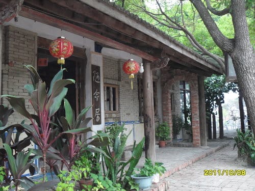 台南景點【老塘湖藝術村】食尚玩家介紹:復古建築、古文物彷彿進入時光隧道可換古裝拍美照的超好拍復古藝術村