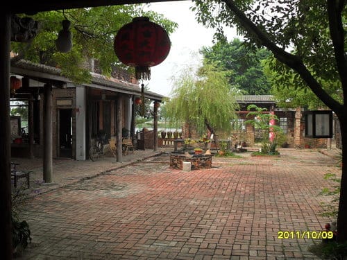 台南景點【老塘湖藝術村】食尚玩家介紹:復古建築、古文物彷彿進入時光隧道可換古裝拍美照的超好拍復古藝術村