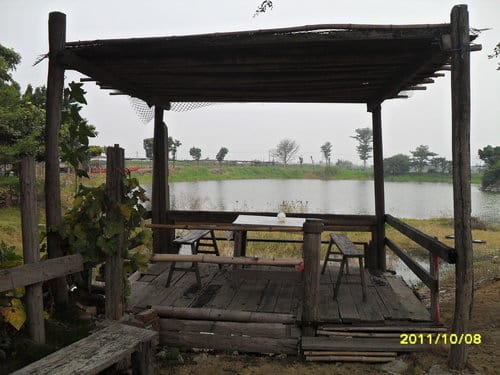 台南景點【老塘湖藝術村】食尚玩家介紹:復古建築、古文物彷彿進入時光隧道可換古裝拍美照的超好拍復古藝術村