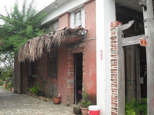 台南景點【老塘湖藝術村】食尚玩家介紹:復古建築、古文物彷彿進入時光隧道可換古裝拍美照的超好拍復古藝術村