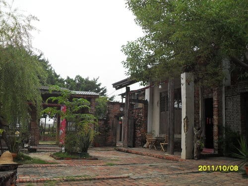 台南景點【老塘湖藝術村】食尚玩家介紹:復古建築、古文物彷彿進入時光隧道可換古裝拍美照的超好拍復古藝術村