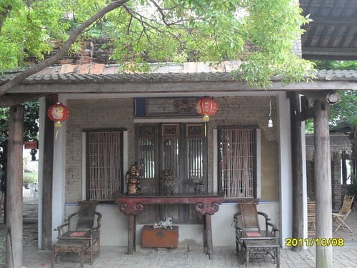 台南景點【老塘湖藝術村】食尚玩家介紹:復古建築、古文物彷彿進入時光隧道可換古裝拍美照的超好拍復古藝術村