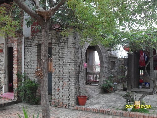 台南景點【老塘湖藝術村】食尚玩家介紹:復古建築、古文物彷彿進入時光隧道可換古裝拍美照的超好拍復古藝術村