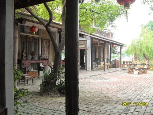 台南景點【老塘湖藝術村】食尚玩家介紹:復古建築、古文物彷彿進入時光隧道可換古裝拍美照的超好拍復古藝術村