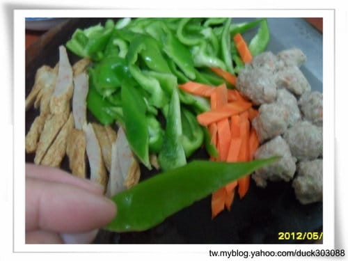 青椒料理食譜【青椒炒黑輪肉丸子】 - 第2張圖 青椒料理食譜【青椒炒黑輪肉丸子】