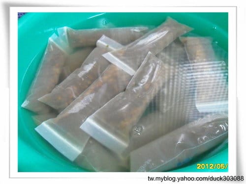 DIY古早味【冷凍袋綠豆冰棒】用剩下的綠豆湯做冰棒、冰涼消暑 DIY古早味【冷凍袋綠豆冰棒】用剩下的綠豆湯做冰棒、冰涼消暑