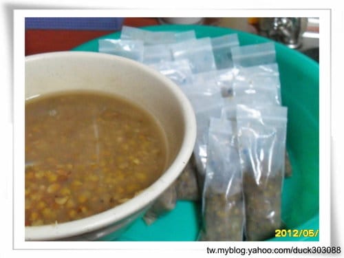 DIY古早味【冷凍袋綠豆冰棒】用剩下的綠豆湯做冰棒、冰涼消暑 DIY古早味【冷凍袋綠豆冰棒】用剩下的綠豆湯做冰棒、冰涼消暑