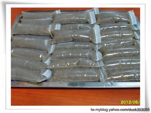 DIY古早味【冷凍袋綠豆冰棒】用剩下的綠豆湯做冰棒、冰涼消暑 DIY古早味【冷凍袋綠豆冰棒】用剩下的綠豆湯做冰棒、冰涼消暑