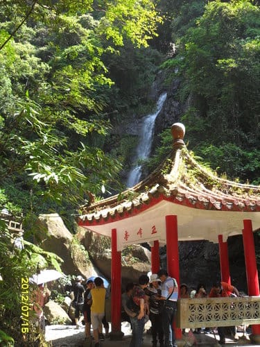 宜蘭景點免門票『五峰旗瀑布』冰涼溪水,登山健行賞3層瀑布飛瀉之美