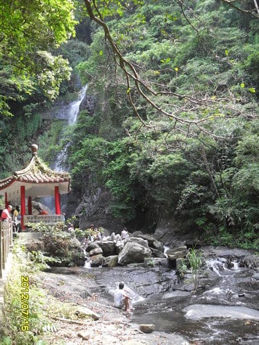 宜蘭景點免門票『五峰旗瀑布』冰涼溪水,登山健行賞3層瀑布飛瀉之美
