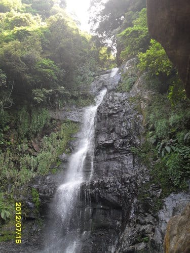 宜蘭景點免門票『五峰旗瀑布』冰涼溪水,登山健行賞3層瀑布飛瀉之美