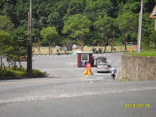 宜蘭景點免門票『五峰旗瀑布』冰涼溪水,登山健行賞3層瀑布飛瀉之美