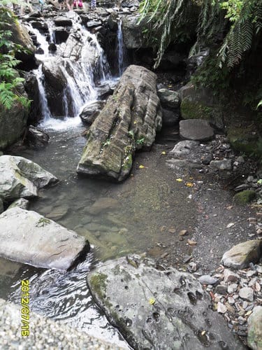 宜蘭景點免門票『五峰旗瀑布』冰涼溪水,登山健行賞3層瀑布飛瀉之美