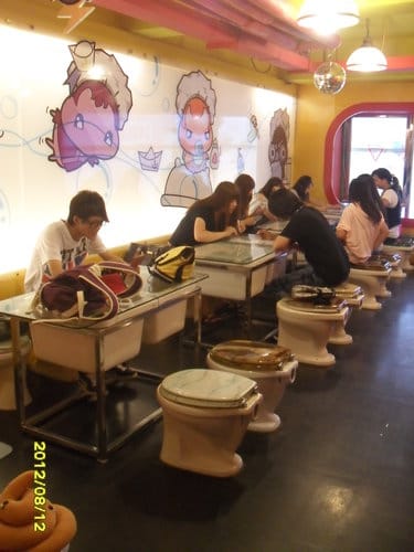 [台中一中街美食]便所主題餐廳..便所吃大便囉不是啦是吃冰淇淋啦