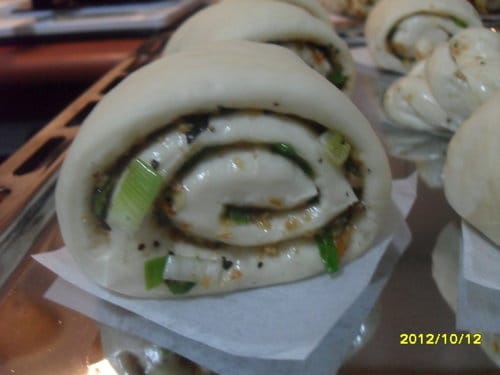 DIY中式麵點不用蒸的改用烤箱烤『黑胡椒蔥花捲』