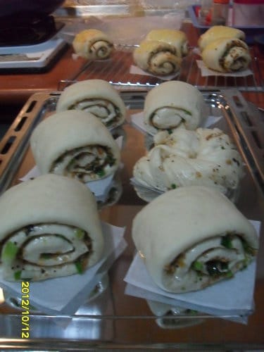 DIY中式麵點不用蒸的改用烤箱烤『黑胡椒蔥花捲』