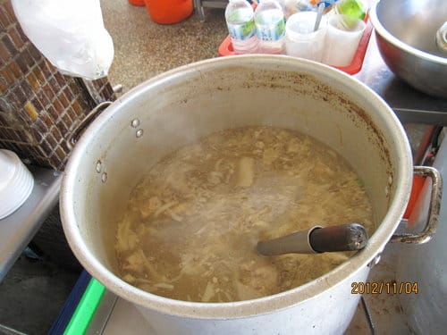 [台中大坑美食]豬頭三的店 吃炸粿-喝竹筍大骨焢