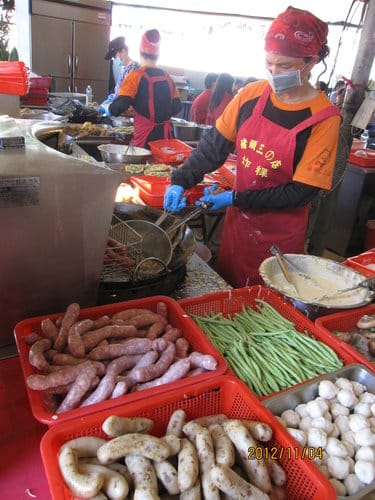 [台中大坑美食]豬頭三的店 吃炸粿-喝竹筍大骨焢