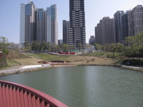 白天的秋紅谷景觀公園