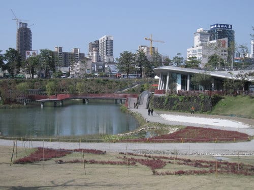 白天的秋紅谷景觀公園