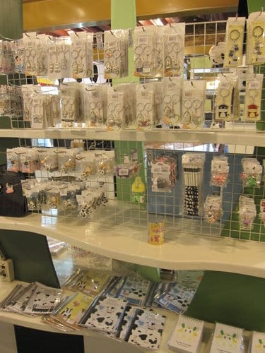 苗栗四方牧場喝下午茶,餵小牛喝ㄋㄟ ㄋㄟ(露營區)