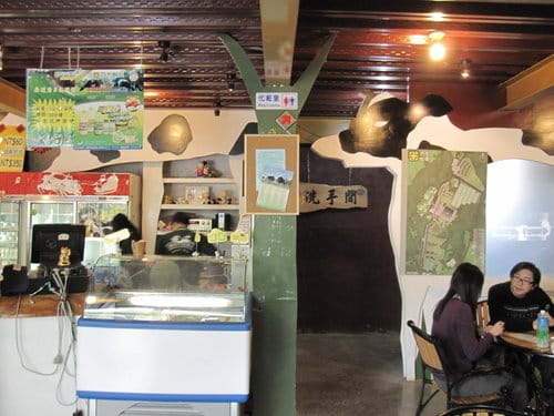苗栗四方牧場喝下午茶,餵小牛喝ㄋㄟ ㄋㄟ(露營區)