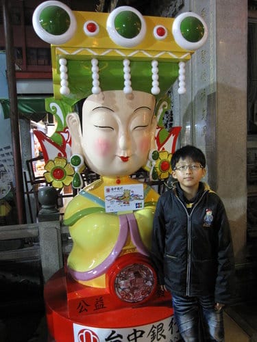 遊大甲逛街鎮瀾宮前賞花燈