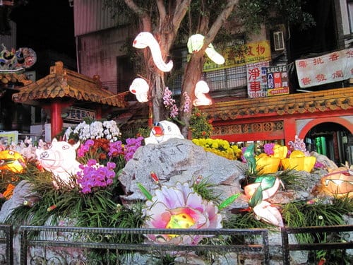 遊大甲逛街鎮瀾宮前賞花燈