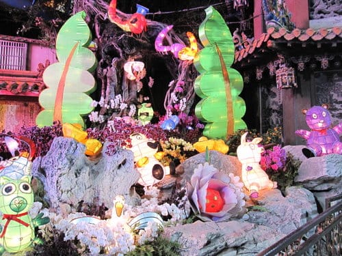 遊大甲逛街鎮瀾宮前賞花燈