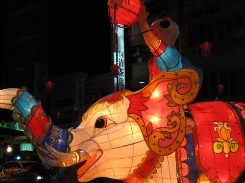 遊大甲逛街鎮瀾宮前賞花燈