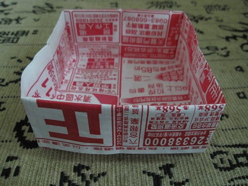 用帳單.信封袋…..不用5秒輕鬆做『紙屑盒』(果皮.魚骨.肉骨頭)不會掉滿桌 - 第5張圖 用帳單.信封袋…..不用5秒輕鬆做『紙屑盒』(果皮.魚骨.肉骨頭)不會掉滿桌