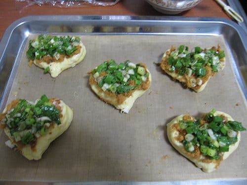 做麵包牛奶湯種麵糰….心形肉鬆蔥花湯種麵包