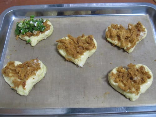 做麵包牛奶湯種麵糰….心形肉鬆蔥花湯種麵包