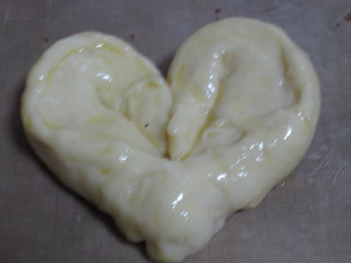 做麵包牛奶湯種麵糰….心形肉鬆蔥花湯種麵包