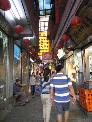 九份老街住宿『緣憶民宿』步行不到2分鐘即是老街喔 (東北角之旅.第5站)