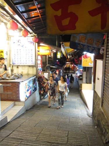 九份老街住宿『緣憶民宿』步行不到2分鐘即是老街喔 (東北角之旅.第5站)