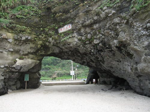 東北角免費景點:石門洞 貝殼砂灘…撿貝殼吹海風 - 第2張圖 東北角免費景點:石門洞 貝殼砂灘…撿貝殼吹海風