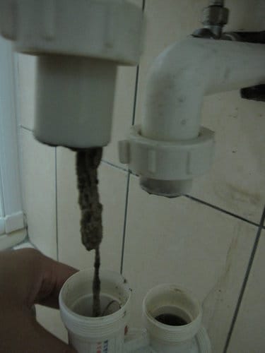 原來家中洗手台的水管這麼髒 你有清洗過浴廁洗手台水管嗎?