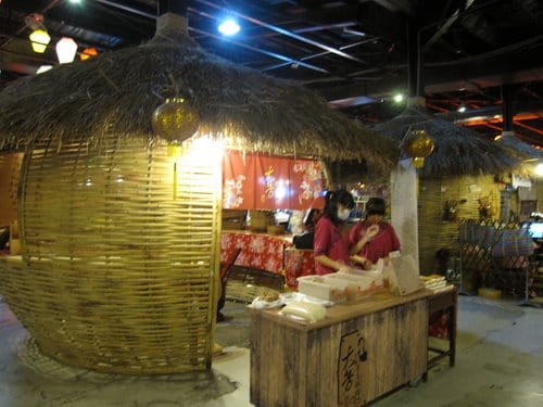 草屯 寶島時代村 50年代懷舊街景的復合式商場…下雨天的好去處 - 第88張圖 草屯 寶島時代村 50年代懷舊街景的復合式商場…下雨天的好去處