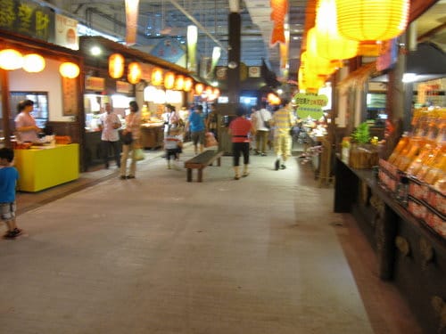 草屯 寶島時代村 50年代懷舊街景的復合式商場…下雨天的好去處