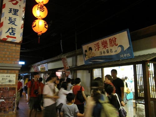 草屯 寶島時代村 50年代懷舊街景的復合式商場…下雨天的好去處
