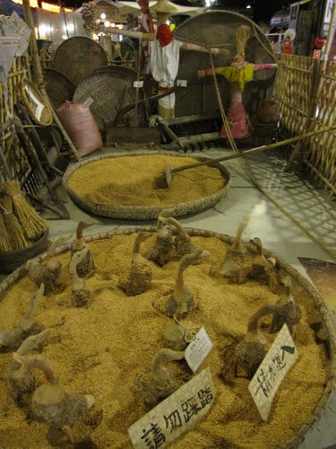 草屯 寶島時代村 50年代懷舊街景的復合式商場…下雨天的好去處 - 第102張圖 草屯 寶島時代村 50年代懷舊街景的復合式商場…下雨天的好去處
