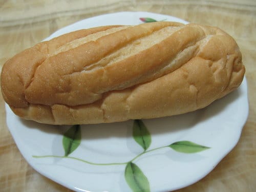 鮮味珍食品鋪『維也納牛奶麵包』 軟式法國麵包夾牛奶內餡灑上一層帶顆粒的白糖。吃人令人回味無窮