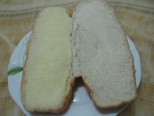 鮮味珍食品鋪『維也納牛奶麵包』 軟式法國麵包夾牛奶內餡灑上一層帶顆粒的白糖。吃人令人回味無窮
