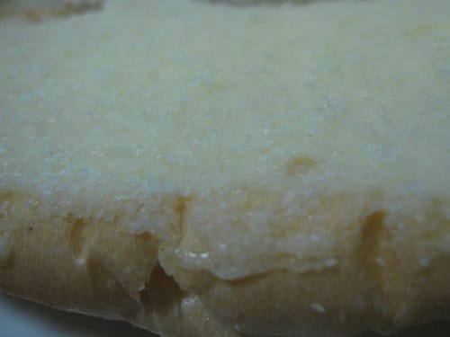 鮮味珍食品鋪『維也納牛奶麵包』 軟式法國麵包夾牛奶內餡灑上一層帶顆粒的白糖。吃人令人回味無窮