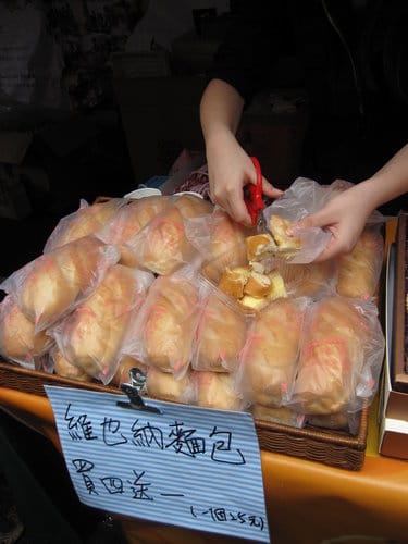 鮮味珍食品鋪『維也納牛奶麵包』 軟式法國麵包夾牛奶內餡灑上一層帶顆粒的白糖。吃人令人回味無窮