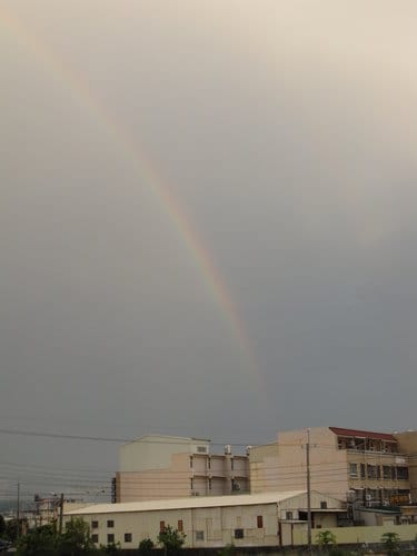 連續兩天都看到雨中的彩虹和霓虹