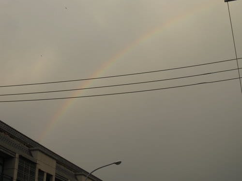 連續兩天都看到雨中的彩虹和霓虹